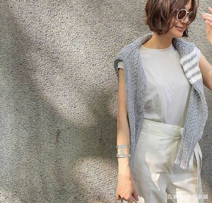 洛薇|凭着一身极简“黑白配”穿搭，52岁的她，为什么赢得体面优雅？