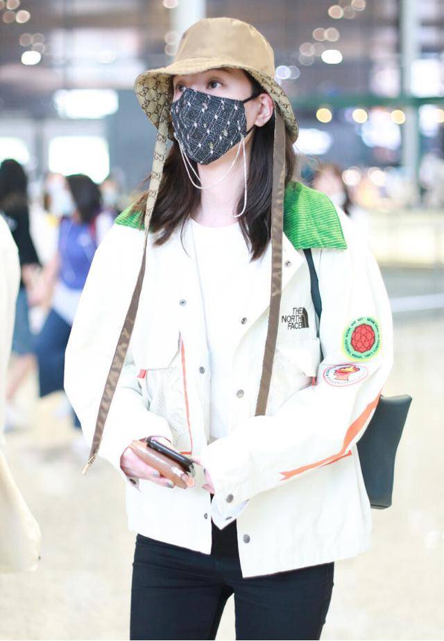 蝴蝶|郑希怡气场好足，休闲款的外套穿身上，看着也有一种时髦高级感