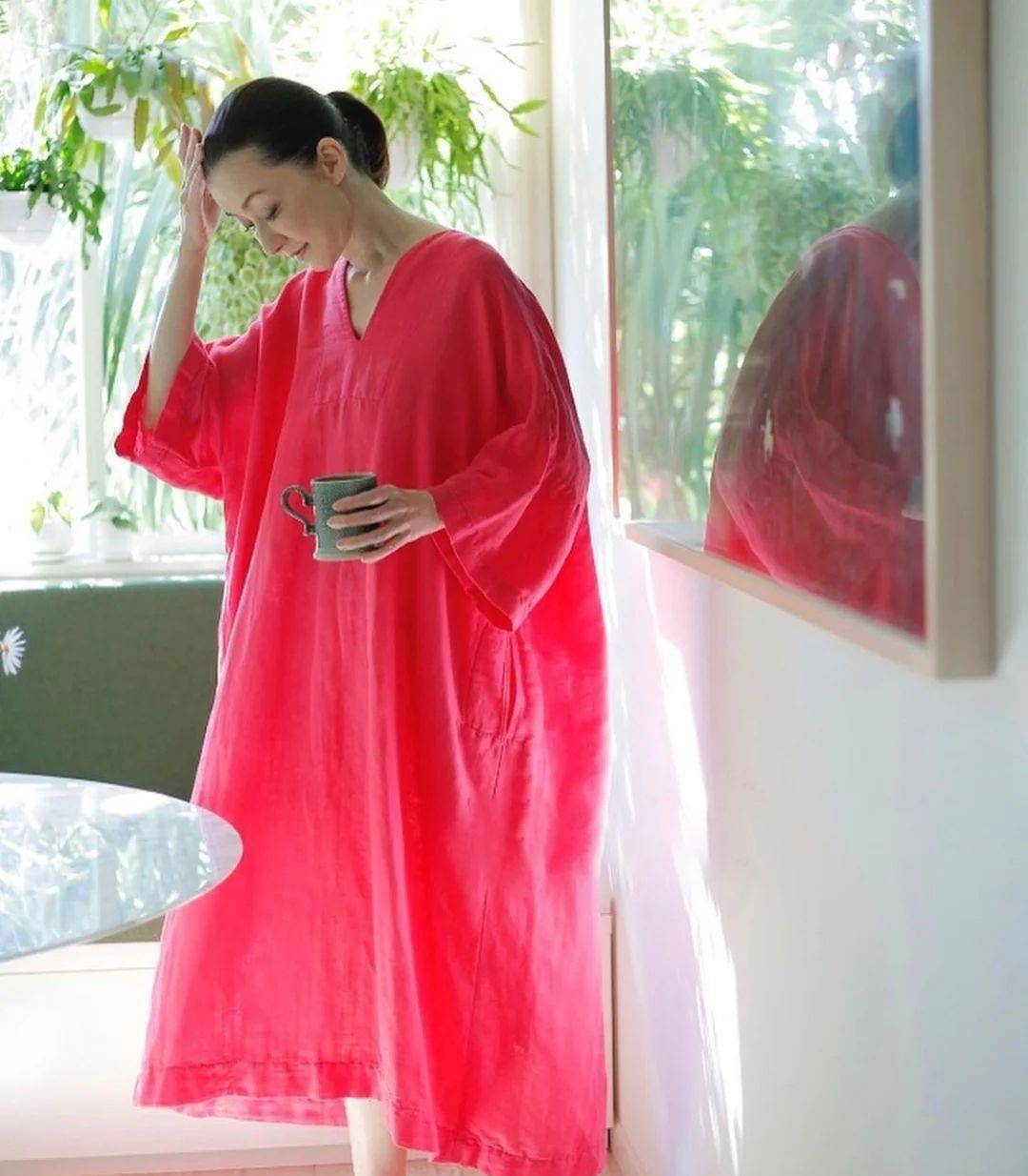 颜色|60多岁的女人，多穿这种素雅裙！遮肉藏肚时髦洋气，不化妆也美嫩