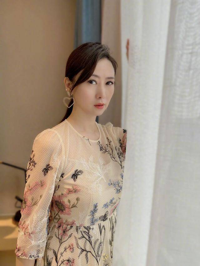 美人|岁月果然不败美人，52岁翁虹穿印花裙，小腿纤细真抢镜