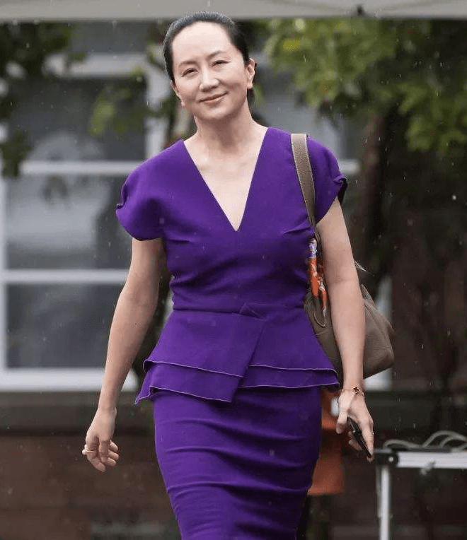 设计|孟晚舟气场真强，穿蓝色包臀裙气质高级，走人群中“大佬”范十足