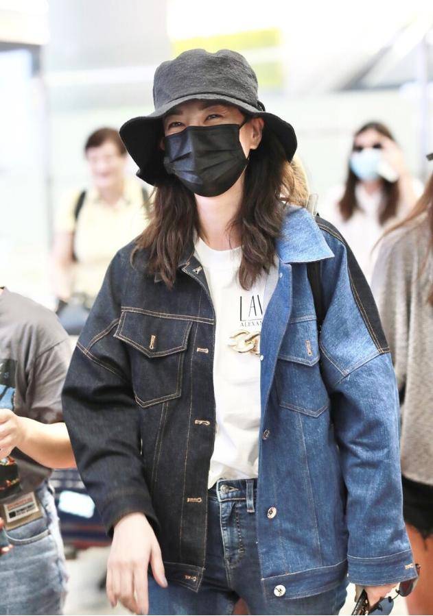 蝴蝶|郑希怡气场好足，休闲款的外套穿身上，看着也有一种时髦高级感