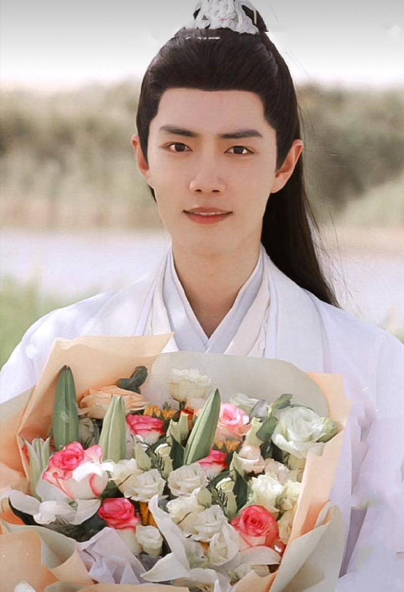 红一|肖战杀青和任敏“比可爱”！两人一红一白好搭，皮肤也是全场最白