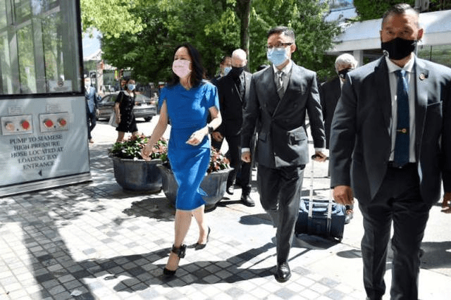 设计|孟晚舟气场真强，穿蓝色包臀裙气质高级，走人群中“大佬”范十足