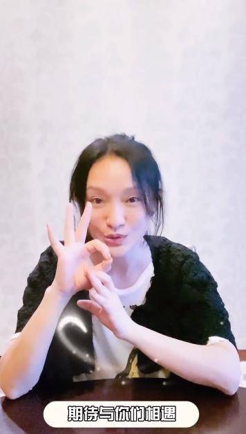 严重|拍到周讯活动的现场照,脸多皱下垂严重,打扮再知性也难掩老态!