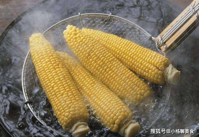 下锅|水煮玉米不要只用清水，多加这2样，煮出来的玉米又甜又糯