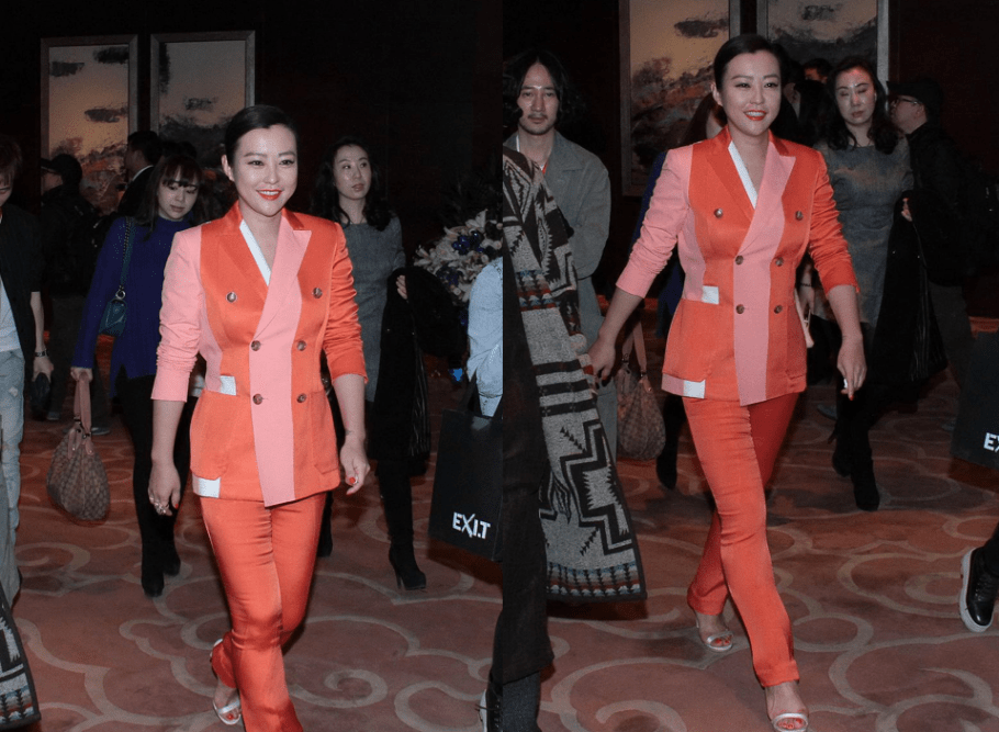 颜色|郝蕾自带活泼气质，穿得鲜亮背着大手袋，一点不像人到中年的样