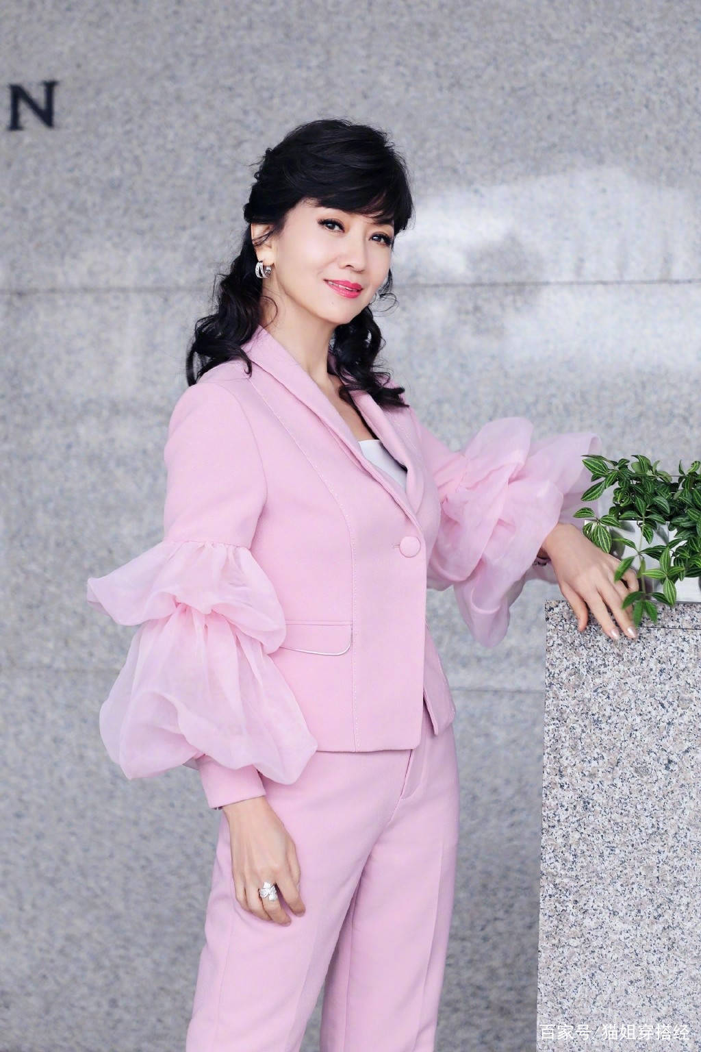 整体|赵雅芝太刻意，为减龄穿明黄色勉强才hold住，奶奶辈追时髦不容易