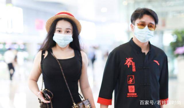 曲线|冉莹颖身材变化有点大，穿黑色衣服都藏不住，像在收腹走路一样