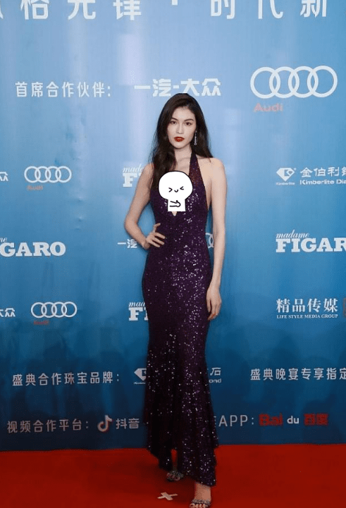 设计|何穗穿得真“清凉”，领口大的都快到胃了，没这身材哪敢学