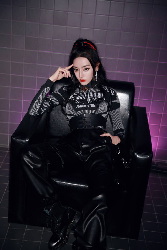 整体|迪丽热巴太会穿!工装裤演绎满满“甜酷风”,气场不输任何人