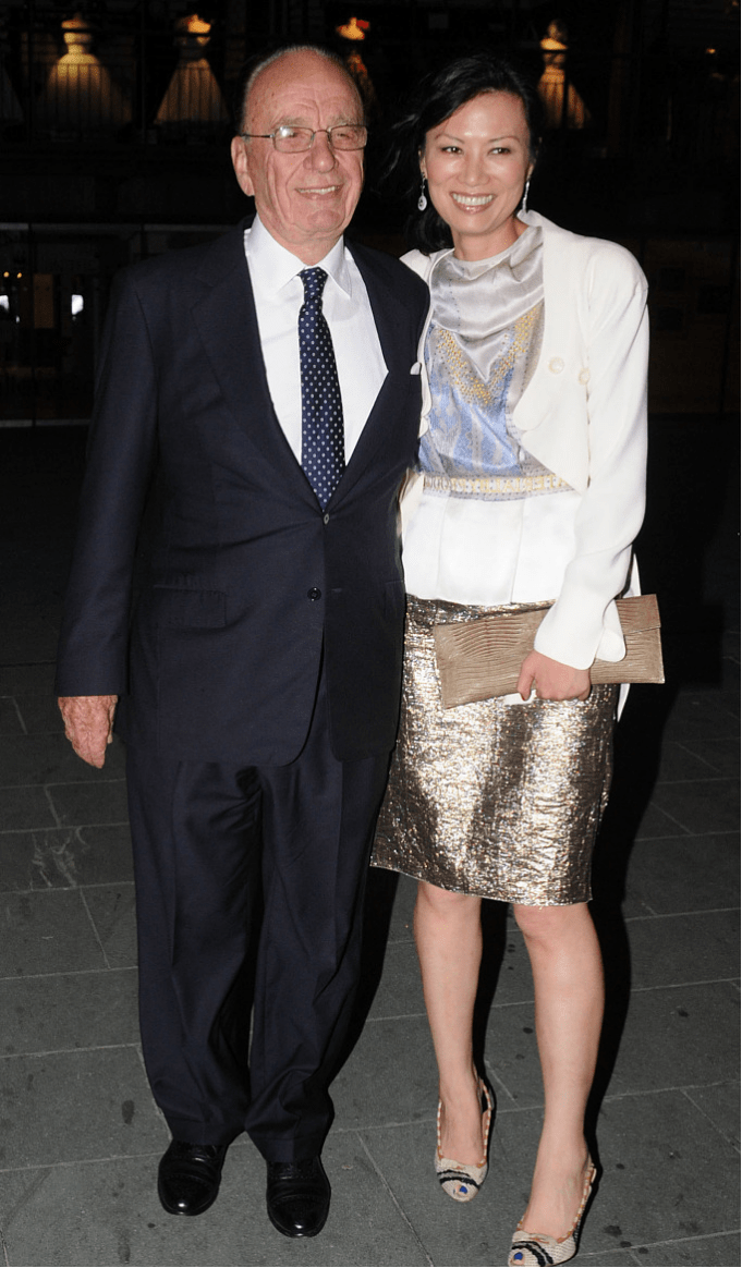 进行|邓文迪的魅力“老少通杀”，穿亮面裙和前夫合照，美得更突出了