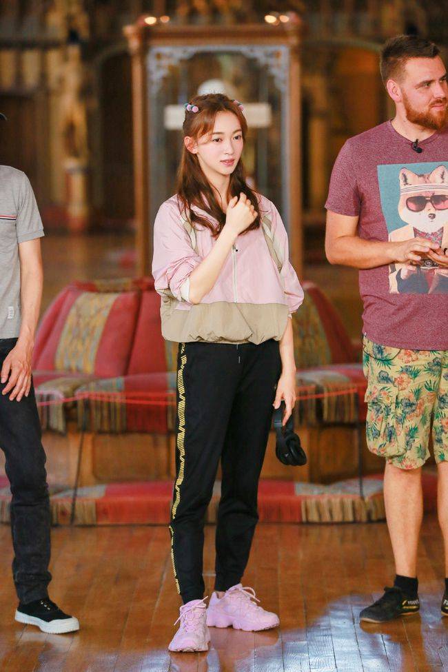 吴瑾|28岁因《延禧攻略》大红，穿条纹衬衫裙配风衣，尽显甜美范