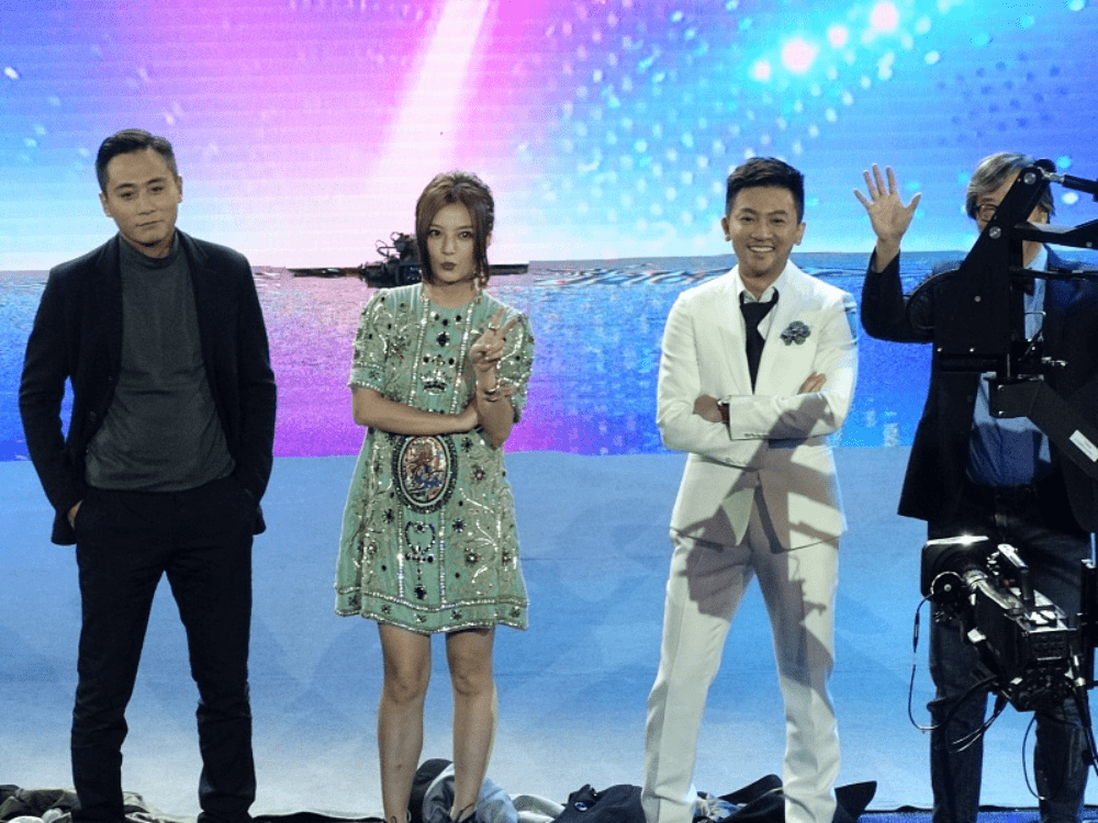 设计|赵薇长相就没变过，穿一身时髦亮面装出镜，又美又嫩像是小姑娘