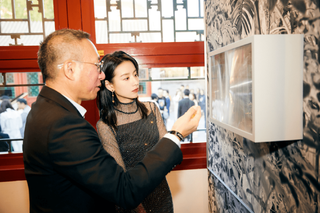 身材|董洁厉害了！穿一件连衣裙展露出她的细腰长腿，美出了新高度