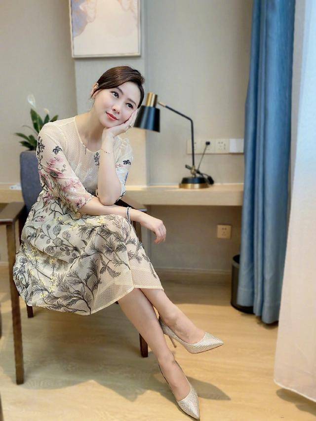 美人|岁月果然不败美人，52岁翁虹穿印花裙，小腿纤细真抢镜