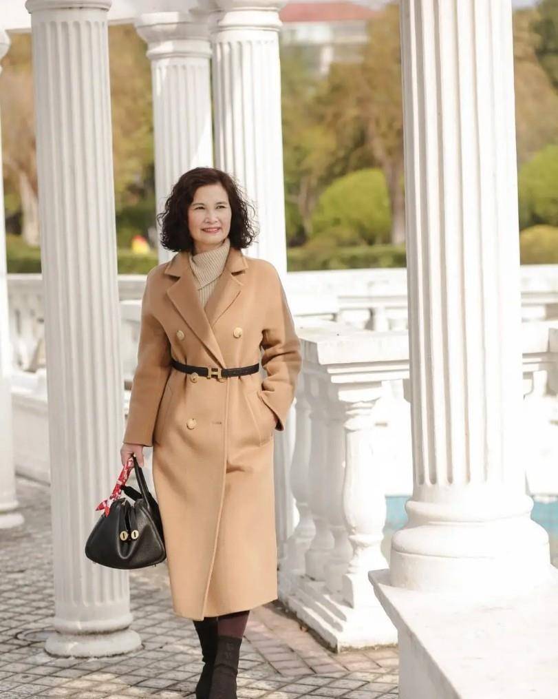 黑色|60岁左右的女人,冬天穿衣要有讲究!学会基础搭配法,时髦美嫩