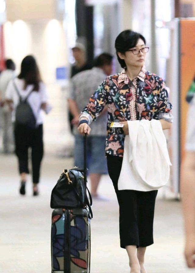 真会|著名主持人周涛真会穿，印花衬衫配黑色九分裤简约低调，清爽舒适