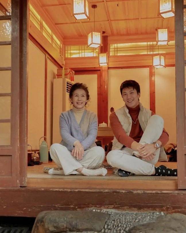 黑色|60岁“大妈”时髦火了！穿衣简单又舒服，优雅自信气质不输年龄