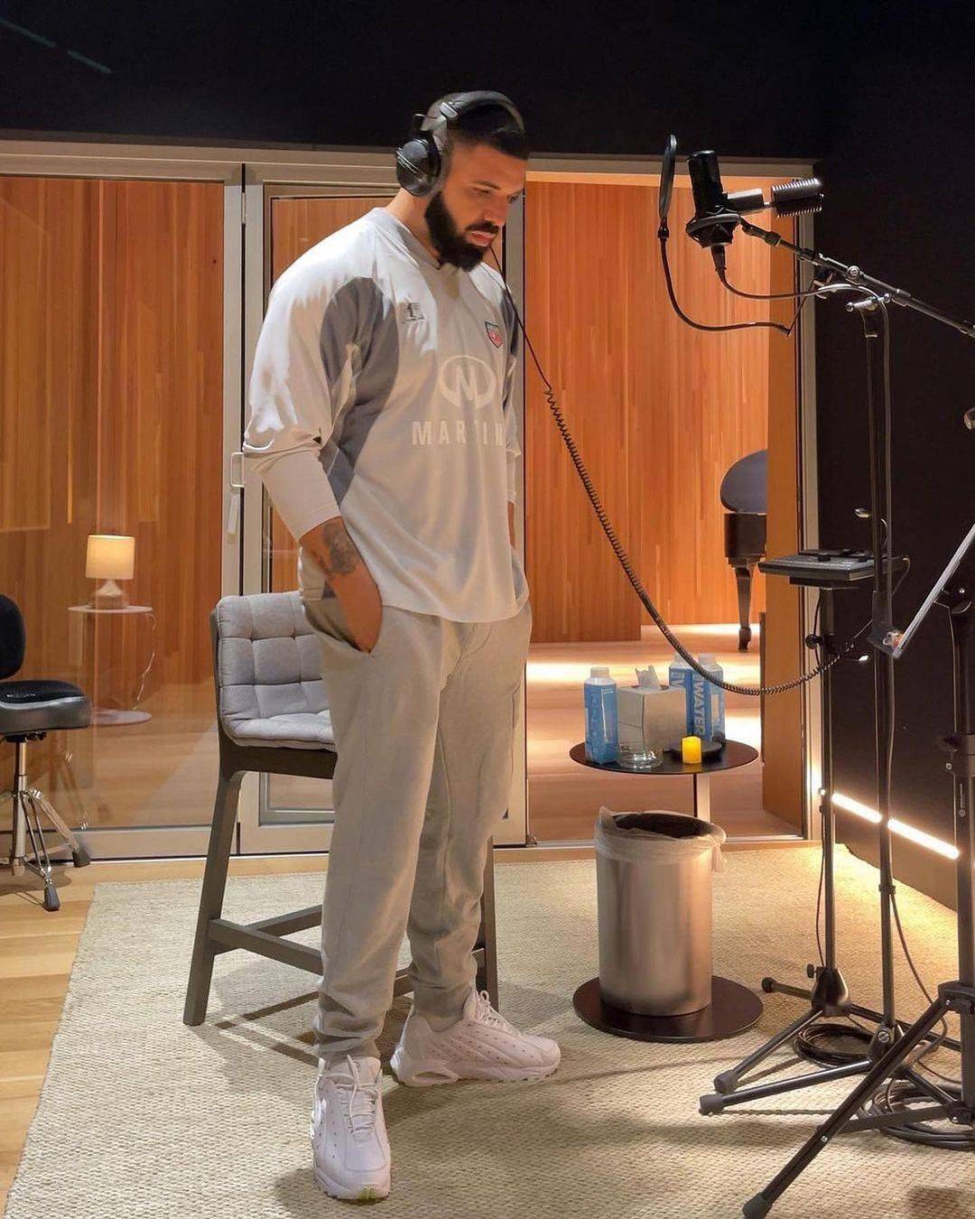 消息资讯|Drake x Nike 神秘新鞋终于曝光！复古小白鞋你喜欢吗？