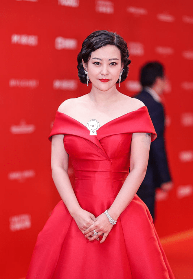 郝蕾|郝蕾身材有知性感，大敞领礼服秀多肉曲线，比一般中年女人强不少