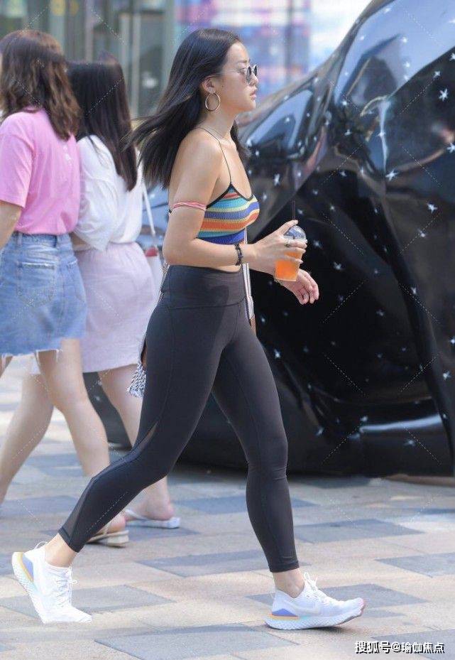 好身材|瑜伽裤配吊带,好身材展露无遗