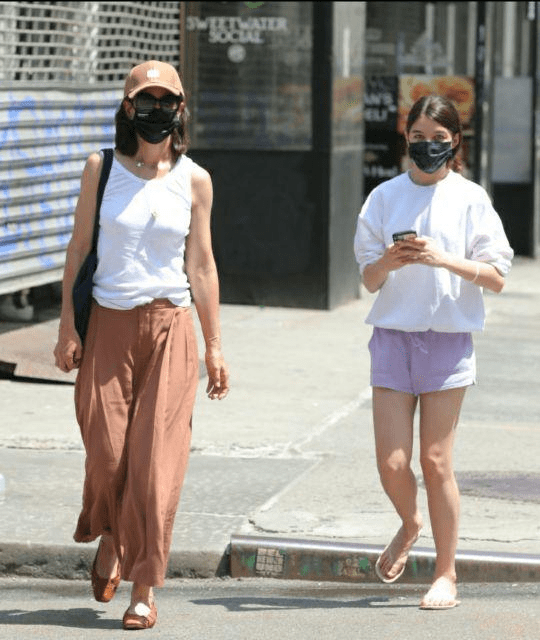 好身材|阿汤哥女儿真随性，穿“肥佬裤”配人字拖就出门，衣品确实是随妈