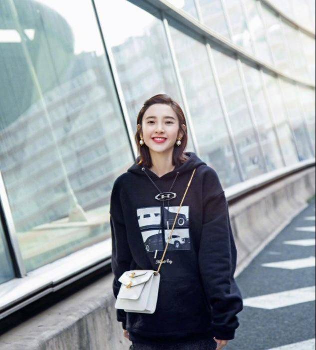 青春|爱笑的女孩的穿搭太可爱，卫衣搭配半身裙，简约穿搭穿出时尚感