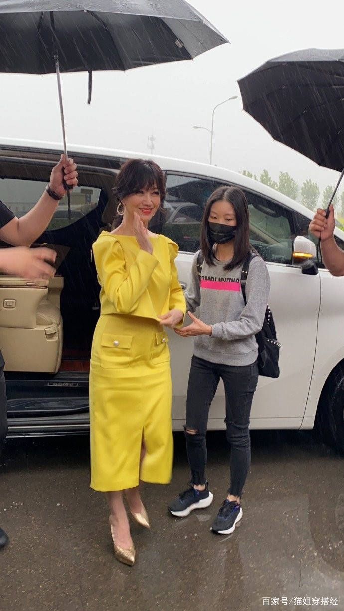 整体|赵雅芝太刻意，为减龄穿明黄色勉强才hold住，奶奶辈追时髦不容易