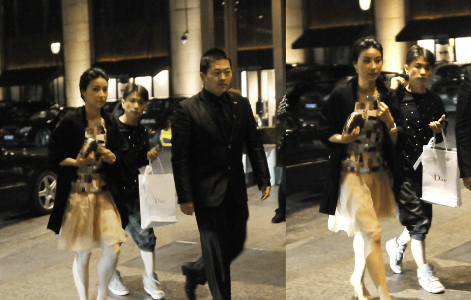 颜色|郭晶晶当了阔太也不摆谱，过夏穿普通羽绒服，裹着围巾更显亲切