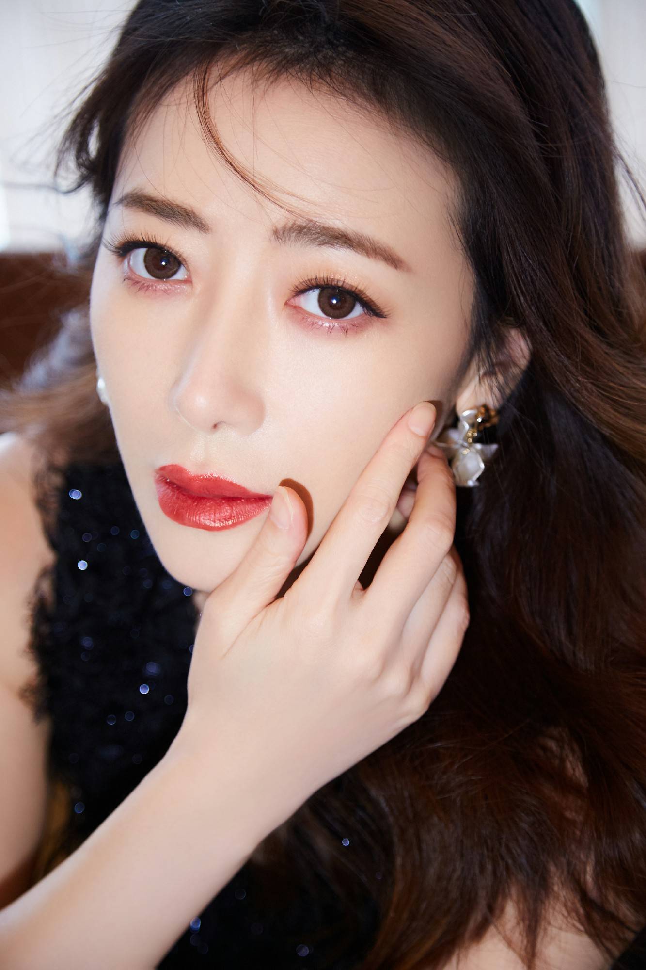 淡黄柔和的灯光中,倚靠在门扉的陈紫函似下一刻就能从照片中活过来