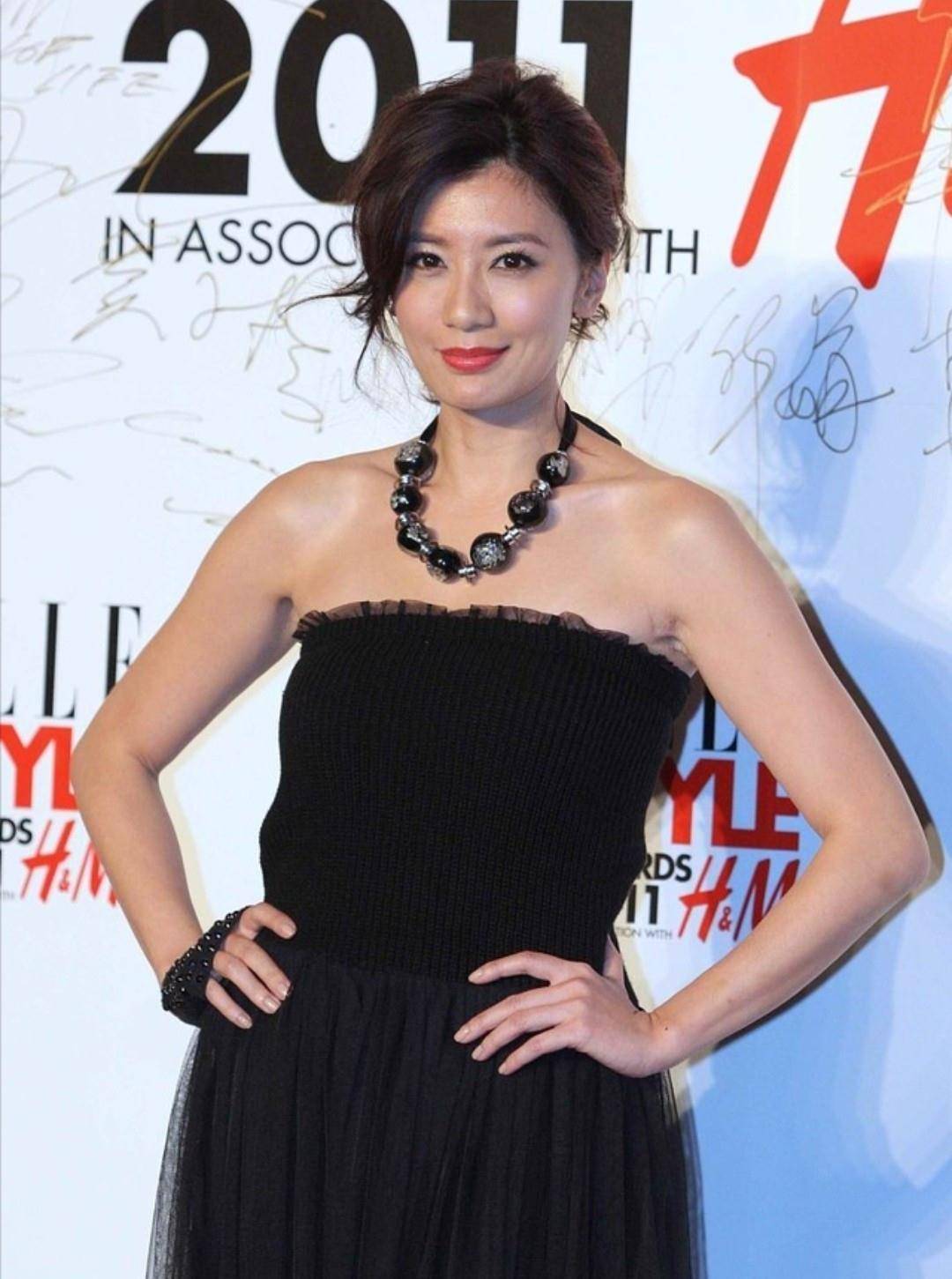 设计|贾静雯都快50岁了，穿衣风格还那么大胆，时髦之余还散发着优雅美