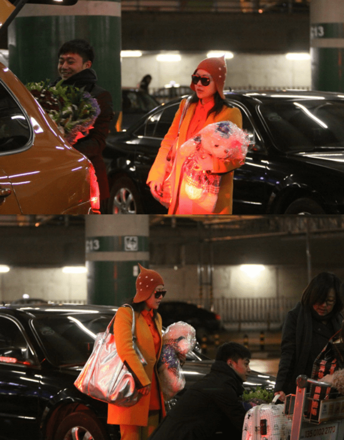 颜色|郝蕾自带活泼气质，穿得鲜亮背着大手袋，一点不像人到中年的样