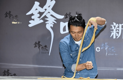 人家|牛仔裤穿腻了？看人家谢霆锋怎么穿，时尚高级不俗套