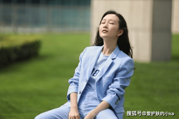 中性|王鸥好身材真任性，穿中性西装帅气显独立，叉开腿坐气质很大佬