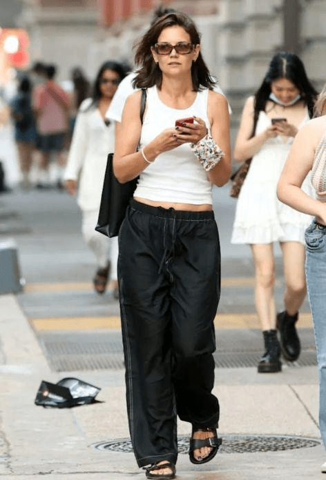 好身材|阿汤哥女儿真随性，穿“肥佬裤”配人字拖就出门，衣品确实是随妈