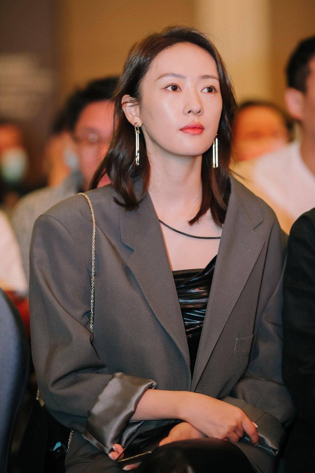 显得|童瑶身材和气质绝了！穿一件白色斜肩连衣裙出席活动，高级又洋气