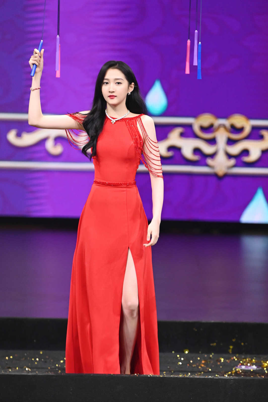 黑色|关晓彤不当模特可惜了，抹胸配牛仔裤气场全开，又高又瘦美得高级