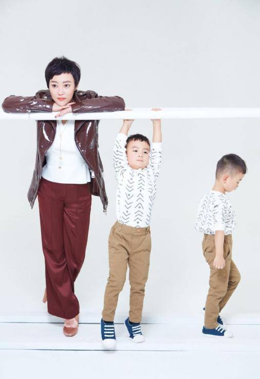 郝蕾|郝蕾气质高级，老气镜面皮衣穿着也不显土，状态好得不像40+