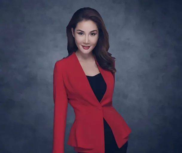 因为有在美国生活和学习的经历,翠西tracey会说一口流利的英语,同时她