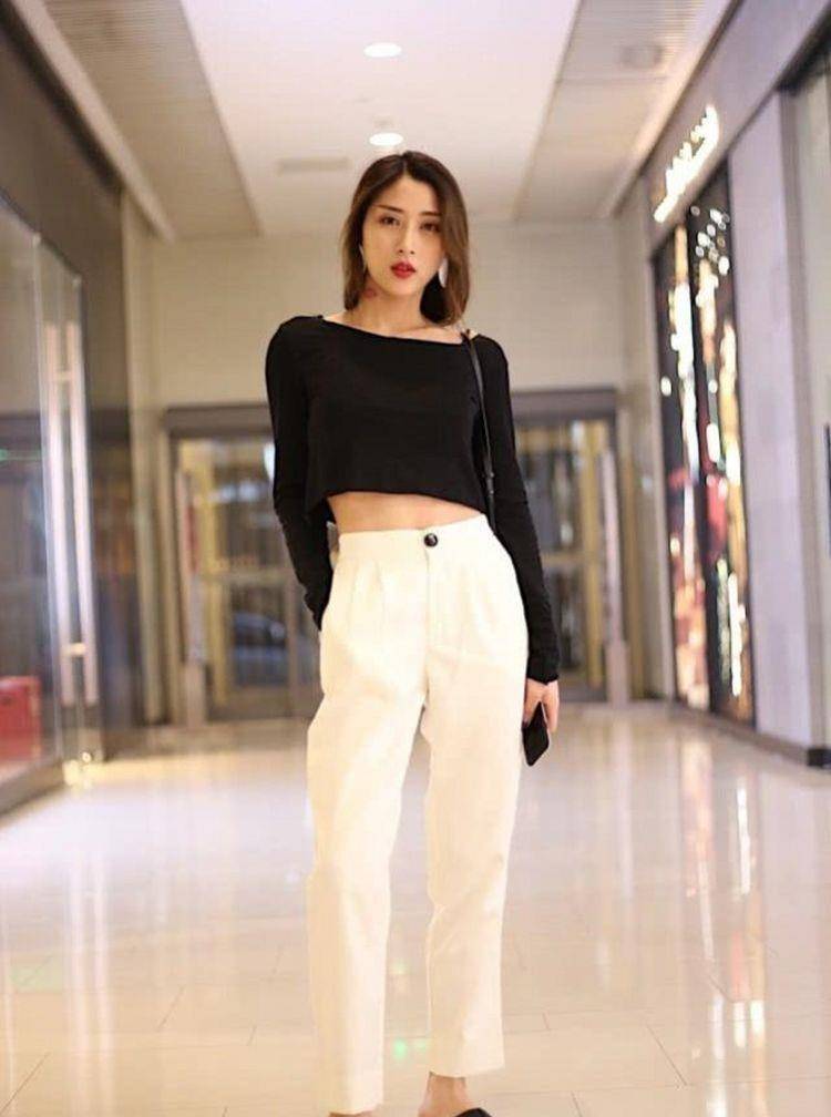 颜色|黑色休闲衫搭配白色裤子，穿起来显得十分干净利落