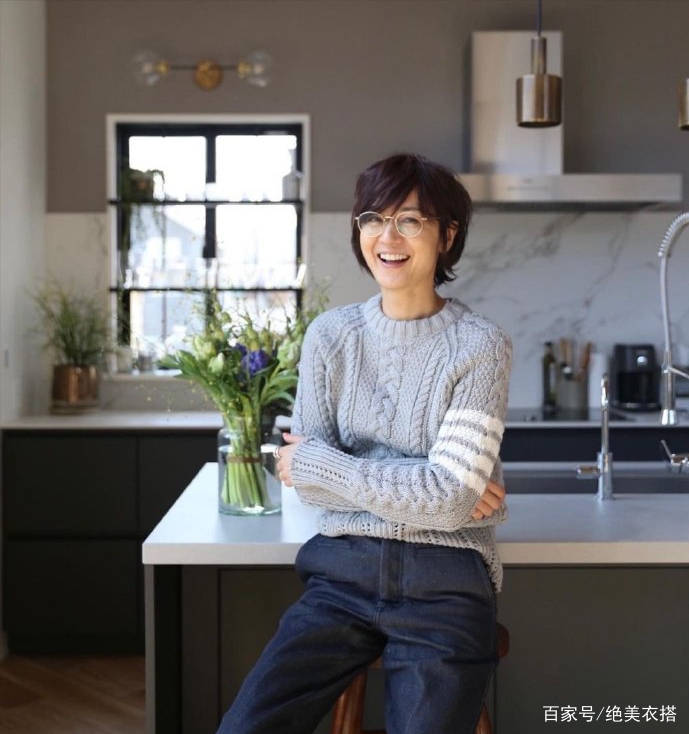 洛薇|凭着一身极简“黑白配”穿搭，52岁的她，为什么赢得体面优雅？