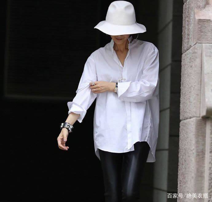洛薇|凭着一身极简“黑白配”穿搭，52岁的她，为什么赢得体面优雅？