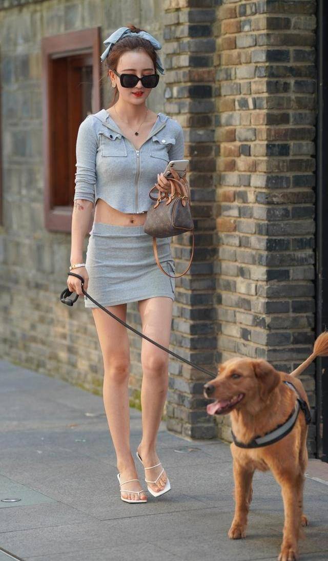 披肩|黑色短裙可以表现出女性的干净利落、纤细