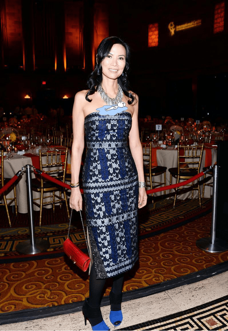 东方|邓文迪满身东方魅力，穿蓝色抹胸裙，戴串奢华项链真有阔太气质