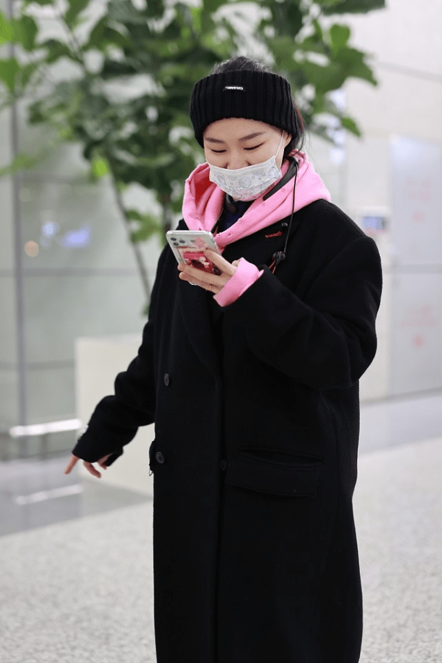 小姑娘|金靖终于火了，小姑娘直播时古灵精怪，穿身休闲造型更是显俏皮