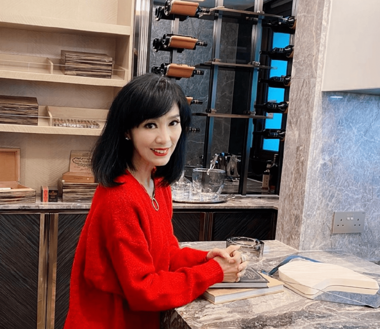 整体|65岁米雪美貌还在，白皙肤色配红毛衣，骨感身材完全不输小姑娘