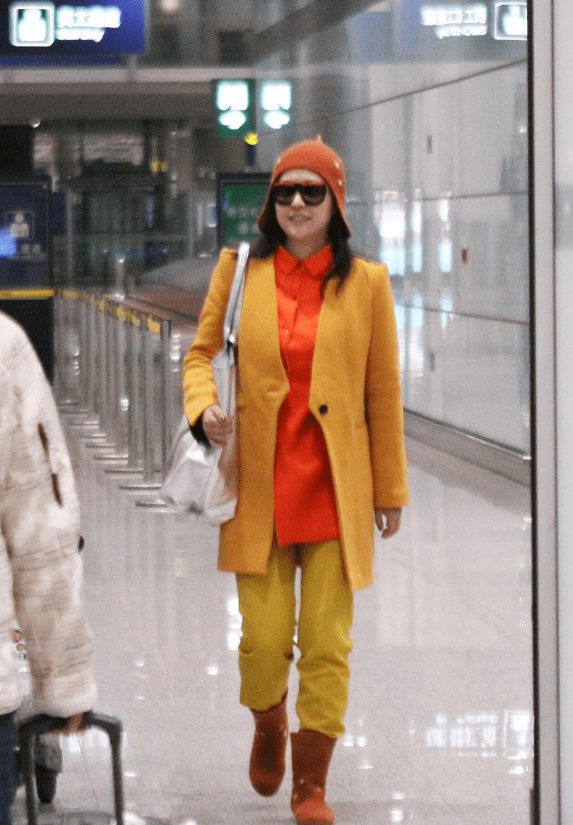 颜色|郝蕾自带活泼气质,穿得鲜亮背着大手袋,一点不像人到中年的样