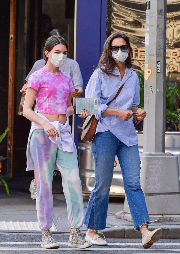 好身材|阿汤哥女儿真随性，穿“肥佬裤”配人字拖就出门，衣品确实是随妈