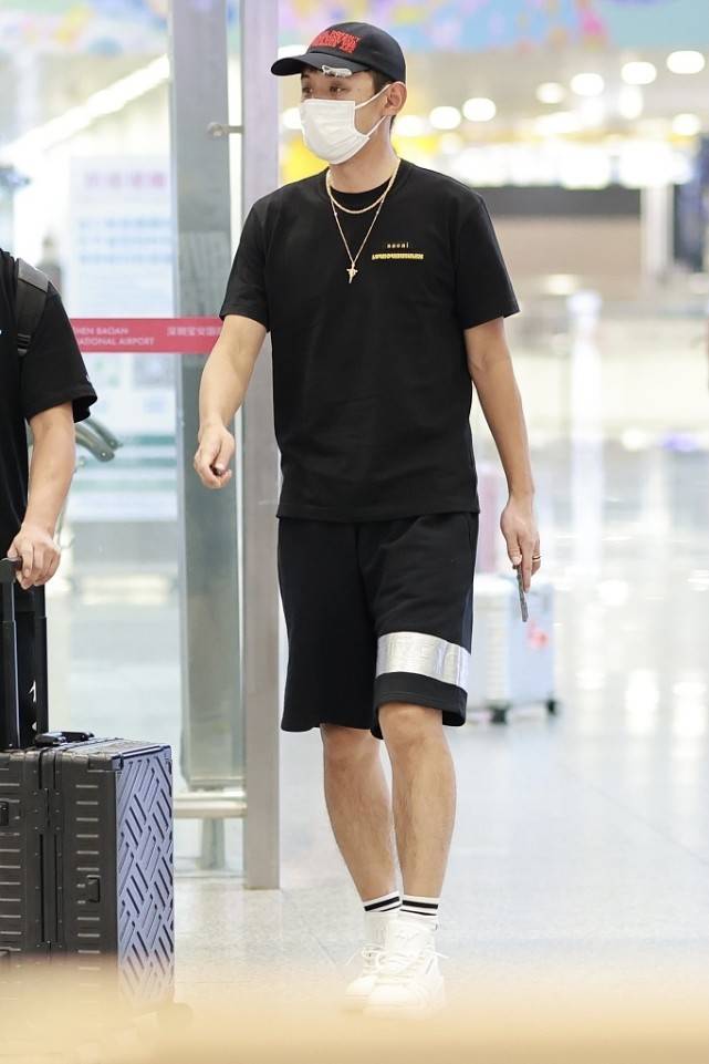 时尚|张继科时尚感真好，“机场秀”变身潮男，运动风这样穿活力十足